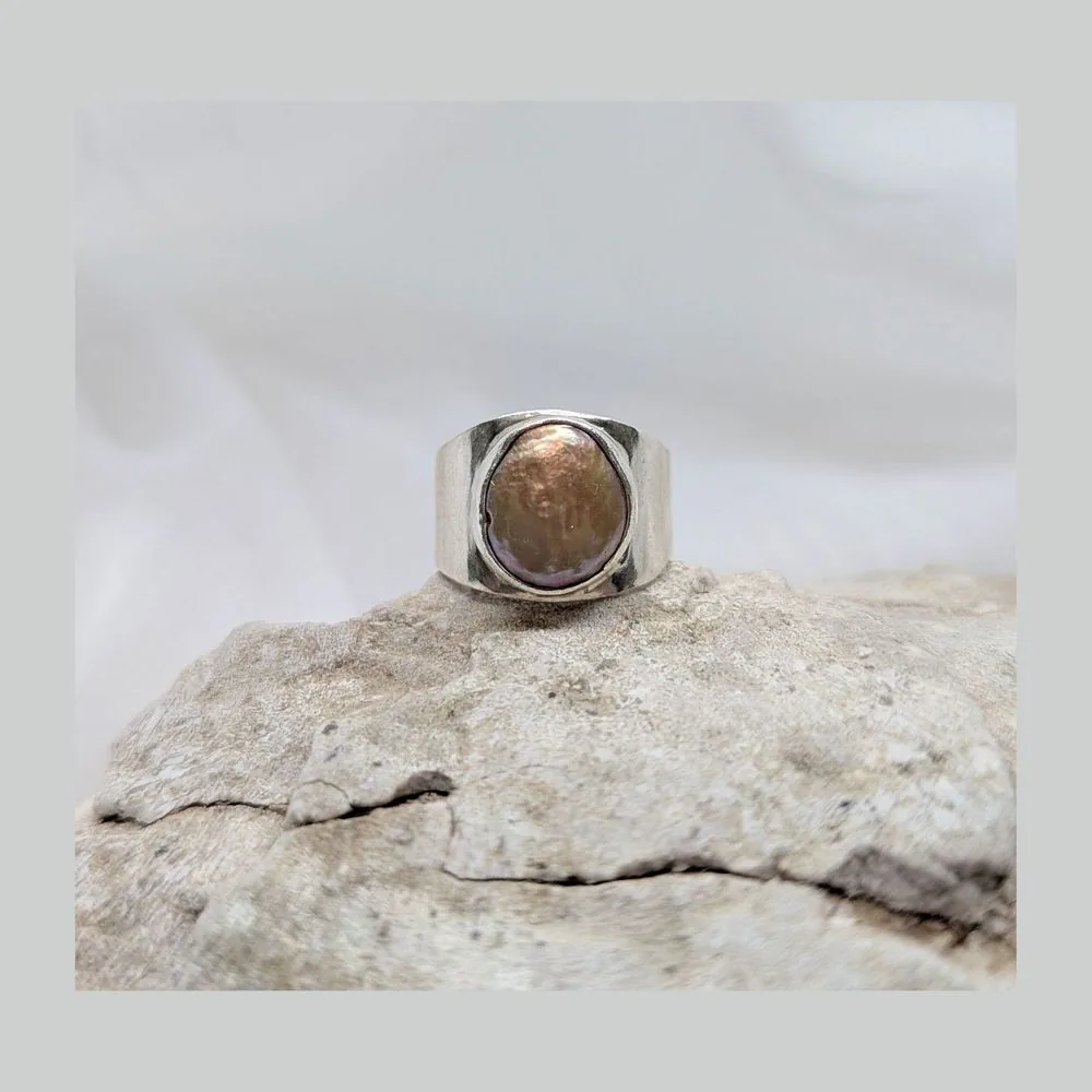 Saddle ring brown pearl by Jordy Jewelry